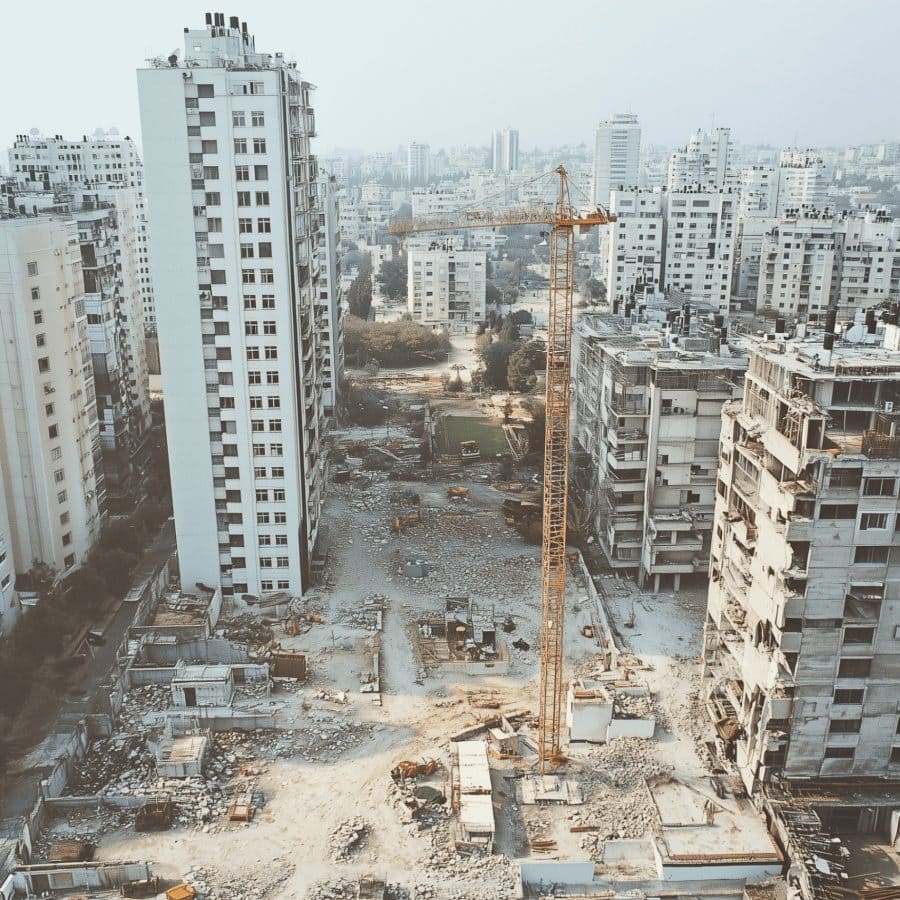 אתר בנייה פעיל של פרויקט פינוי-בינוי בעיר ישראלית